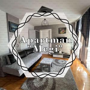 uma sala de estar com um sofá e uma mesa em Apartman “MEGI” em Sokobanja
