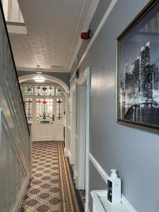 a hallway with a walkway with a stained glass window at Emerald Residence in York