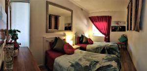 Katil atau katil-katil dalam bilik di Penguinden - Private Villa load-shedding free
