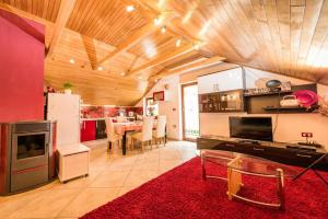 Tami في Lokve: مطبخ وغرفة طعام مع سجادة حمراء