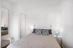 a white bedroom with a bed and a mirror at Eras Views in Las Eras