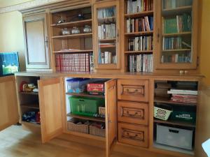 ein hölzernes Bücherregal mit Büchern darin in der Unterkunft Le Gîte des Petits Cailloux 