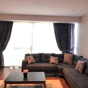 ein Wohnzimmer mit einem Sofa und einem Tisch in der Unterkunft low price luxury apartment city center in Istanbul