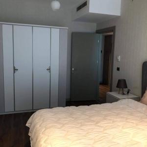ein Schlafzimmer mit einem weißen Bett und einem großen Schrank in der Unterkunft low price luxury apartment city center in Istanbul