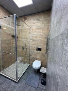 Bathroom sa MEDINAHOTELKZ, # 105, вид на горы около арбата, HALAL