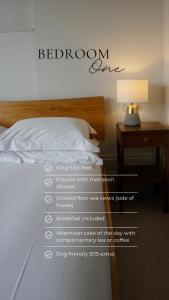 - une chambre avec un lit et une table avec une lampe dans l'établissement The Sandy Duck, à Falmouth