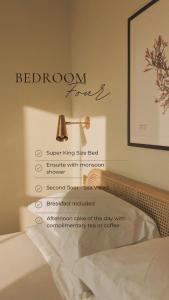 um quarto com uma cama com uma placa em The Sandy Duck em Falmouth