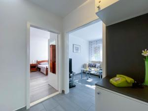 une chambre avec une cuisine et un salon dans l'établissement Fabris Bačvice, à Split