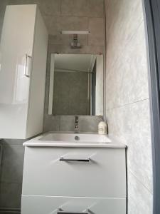Bathroom sa L'Eldorado Ruthénois - Garage & Terrasse