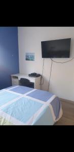 Μια τηλεόραση ή/και κέντρο ψυχαγωγίας στο Chambre chez habitant 1