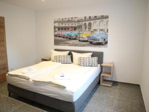 Schlafzimmer mit einem Bett mit Wandgemälde in der Unterkunft Gästehaus Radler Scheune in Heede
