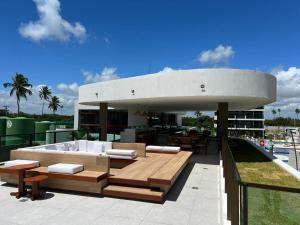 um edifício com uma banheira de hidromassagem no telhado em Makia Beach Resort By Smart Stays em Porto de Galinhas