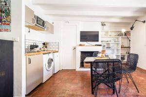 - une cuisine avec une table et des chaises dans la chambre dans l'établissement Hypercentre terrasse clim, à Aix-en-Provence