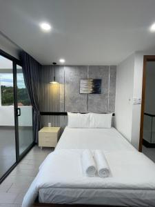 Een bed of bedden in een kamer bij Lagi Beach Hotel