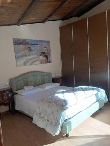1 dormitorio con 2 camas y un cuadro en la pared en La chiave dei tre Abruzzi en Popoli