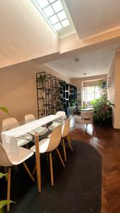 a dining room with a table and chairs at Hermoso apartamento centrico! in Salta