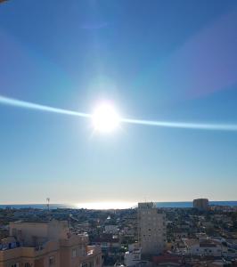 uma vista para uma cidade com o sol no céu em Relax, mar y sol em Torrevieja