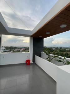 einen Balkon eines Hauses mit einem roten Eimer in der Unterkunft Lagi Beach Hotel in La Gi