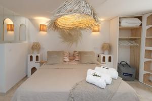 ein Schlafzimmer mit einem großen Bett mit Handtüchern darauf in der Unterkunft CASA Farniente Appartement Cocooning Provence Verte in Montfort-sur-Argens