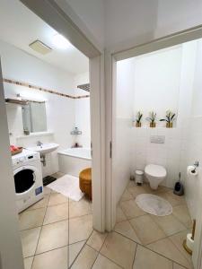 een badkamer met een bad, een toilet en een wastafel bij Good Old Times Apt II in Wenen +16 foto's