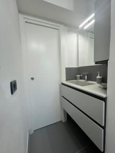 蒂勒尼亞的住宿－Appartamento da Matteo 2，白色的浴室设有水槽和镜子