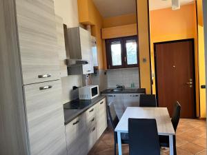 蒂勒尼亞的住宿－Appartamento da Matteo 2，一间带桌子和微波炉的小厨房