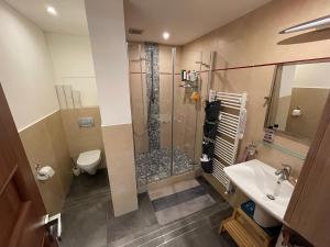 Un baño con ducha, inodoro y lavabo. en Orient Express Paris-Pressburg by Zaži, en Bratislava