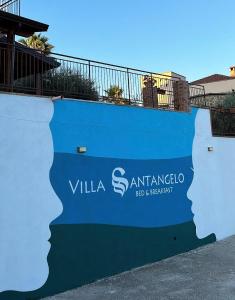 アグローポリにあるVilla Santangeloの青い壁