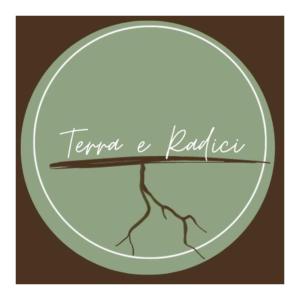 een tak in een cirkel met de tekst een ladder lenen bij Terra e Radici_Castanea in Torre di Santa Maria