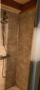 ValetteGîte 3 étoiles - Spacieux et confortable ancienne grange rénovée - Cantal Emotions Valette - Auvergne的带淋浴和浴帘的浴室