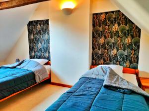 ValetteGîte 3 étoiles - Spacieux et confortable ancienne grange rénovée - Cantal Emotions Valette - Auvergne的一间卧室配有两张床和壁画