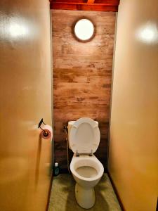 Gîte 3 étoiles - Spacieux et confortable ancienne grange rénovée - Cantal Emotions Valette - Auvergne的一间浴室