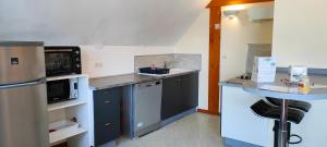 Gîte 3 étoiles - Spacieux et confortable ancienne grange rénovée - Cantal Emotions Valette - Auvergne的厨房或小厨房