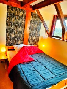 1 dormitorio con 1 cama grande y ventana en Gîte 3 étoiles - Spacieux et confortable ancienne grange rénovée - Cantal Emotions Valette - Auvergne, en Valette