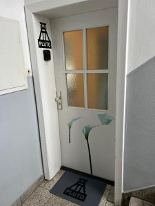 eine Tür mit einem Bild einer Blume darauf in der Unterkunft Pluto in Gelsenkirchen