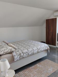 um quarto com uma cama e um armário de madeira em Apartma Azurre em Postojna