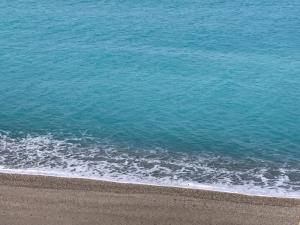 una vista aérea de la playa y el océano en La porta delle Eolie, en Capo dʼOrlando