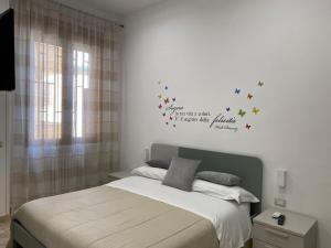una camera da letto con un letto con stelle sul muro di Toledo Point a Napoli