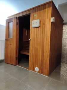 un ascensor de madera con una puerta en una habitación en Villa Vino & Grad, en Zagreb