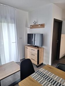 Televízia a/alebo spoločenská miestnosť v ubytovaní MB APARTMÁNY LIPNO