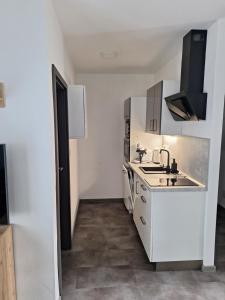 Kuchyňa alebo kuchynka v ubytovaní MB APARTMÁNY LIPNO