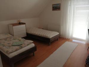 1 dormitorio con 2 camas individuales y ventana en Appartement in Nitra under the Zobor-Hill, en Nitra