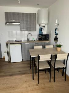 Cappelle-la-GrandeにあるStudio cosyのキッチンにテーブルと椅子がある +7枚の写真