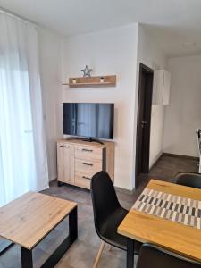 Televízia a/alebo spoločenská miestnosť v ubytovaní MB APARTMÁNY LIPNO