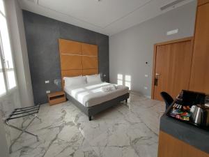 um quarto com uma cama e piso em mármore em Foresteria La Vista em Cremona