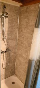 ValetteGîte 3 étoiles - Spacieux et confortable ancienne grange rénovée - Cantal Emotions Valette - Auvergne的带淋浴和浴帘的浴室 更多10张照片