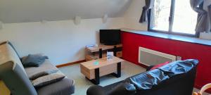 Gîte 3 étoiles - Spacieux et confortable ancienne grange rénovée - Cantal Emotions Valette - Auvergne的休息区