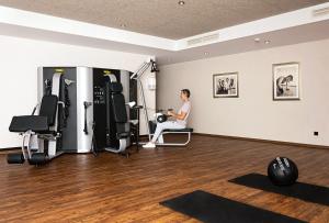 a woman exercising in a gym with machines at Naundrups Hof in Lüdinghausen