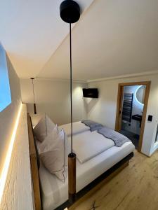ein Schlafzimmer mit einem großen weißen Bett in einem Zimmer in der Unterkunft DAS MANFRED in Sankt Michael im Lungau