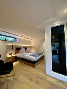Un dormitorio con una cama y una ventana grande. en DAS MANFRED, en Sankt Michael im Lungau